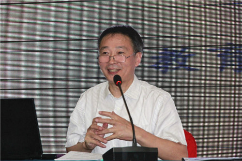 王守仁教授做报告